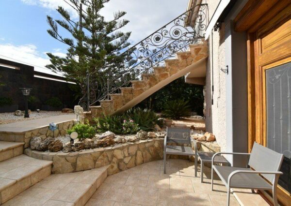 enovia real estate Traumhafte Villa im Landhausstil mit Pool in Valencia Region Montserrat 3